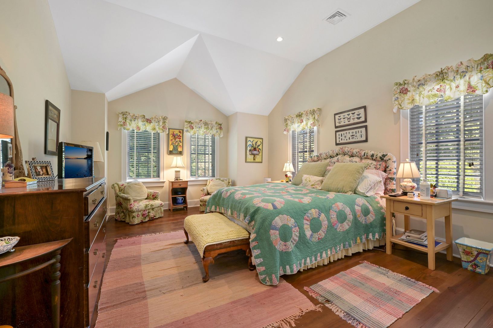  Guest bedroom