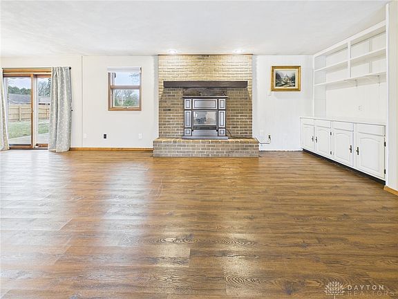 3rd image of 126 Royal Oaks Dr
