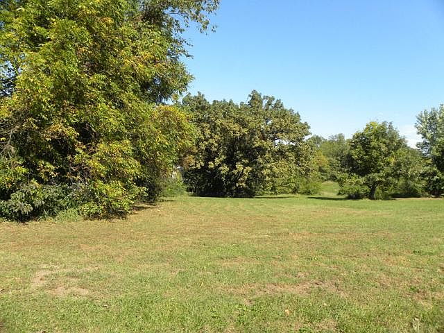 2nd image of 104 W Lakeview Dr