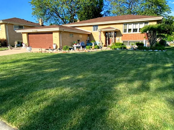 551 N Plamondon Dr, Addison, IL 60101