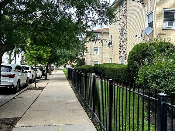 3rd image of 5700 W Montrose Ave APT 1C