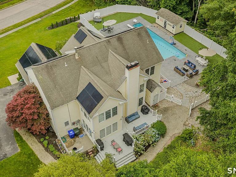 11 Windrose Dr — Photo 39