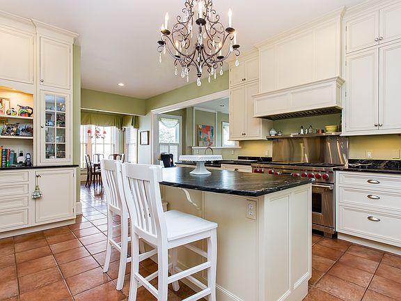 4th image of 207 Caroline St