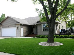 1204 S Stoney Pointe Ct, Sioux Falls, SD 57106