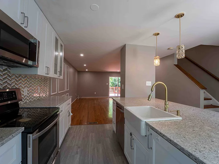 18246 Fox Chase Cir — Photo 19
