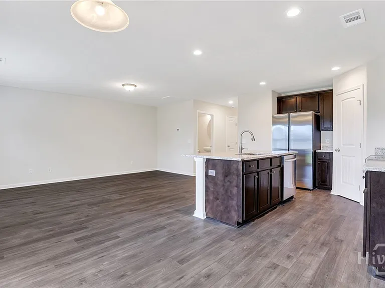 211 Vinesville Ct — Photo 10