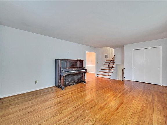 5th image of 2747 Embassy Dr