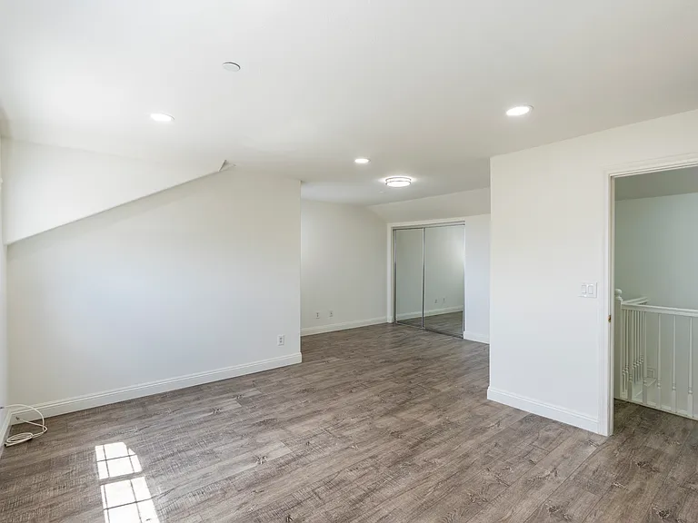10623 Mona Way — Photo 32