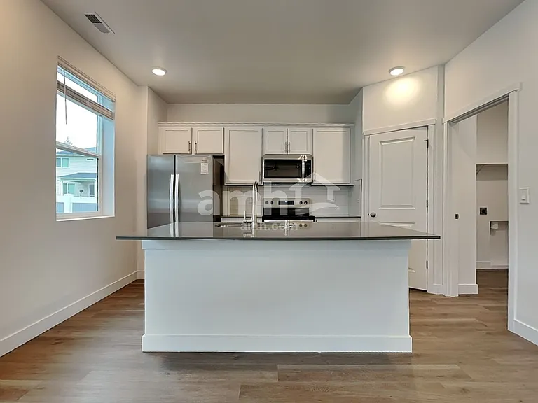 7718 Selah St SW — Photo 4