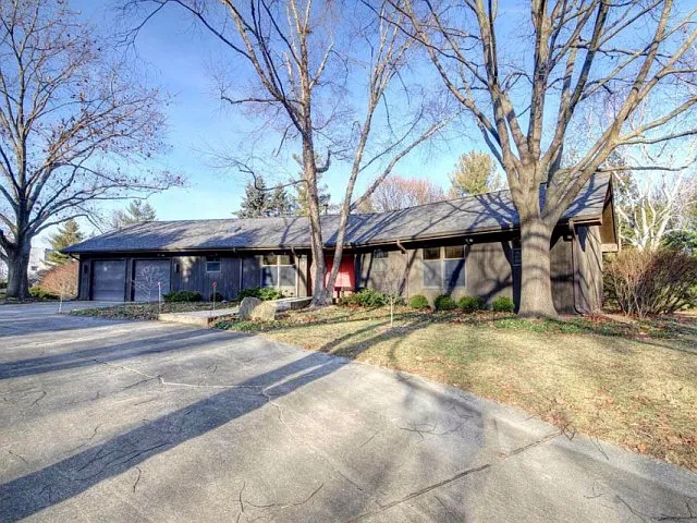 304 E Sherwin Dr photo 1