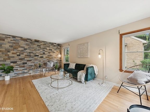 2nd image of 822 N Belmont Ave