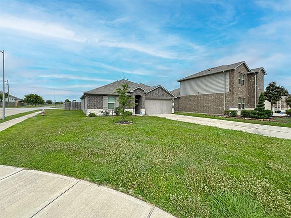 3rd image of 8203 Tamarind Ln