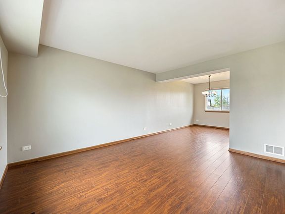 4th image of 909 Fox Chase Dr