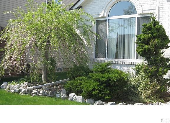 3rd image of 2093 Deveere Dr