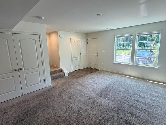 4th image of 164 Scotch Pine Dr
