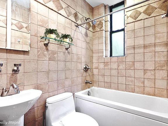 4th image of 140 W 69th St APT 25B