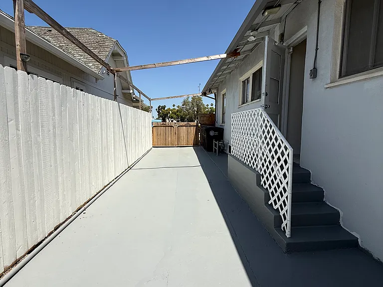 1116 Irving Ave — Photo 2