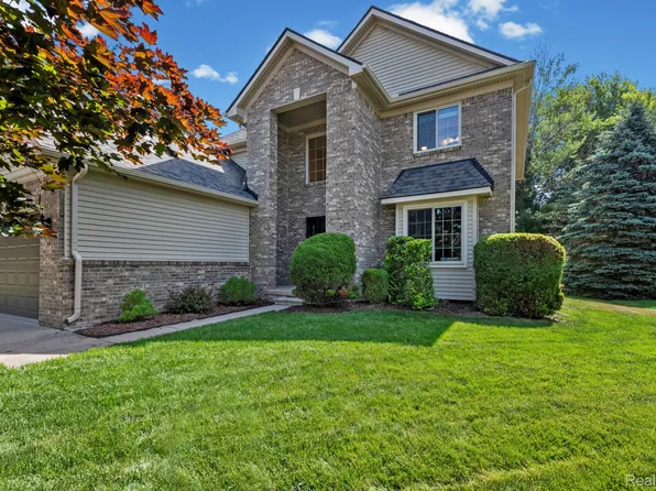 23003 Waterview Dr, New Boston, MI 48164