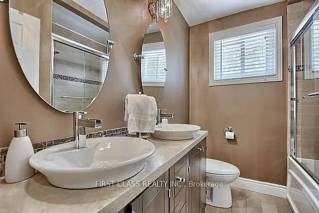 28 Collins Cres #UPPER — Photo 8