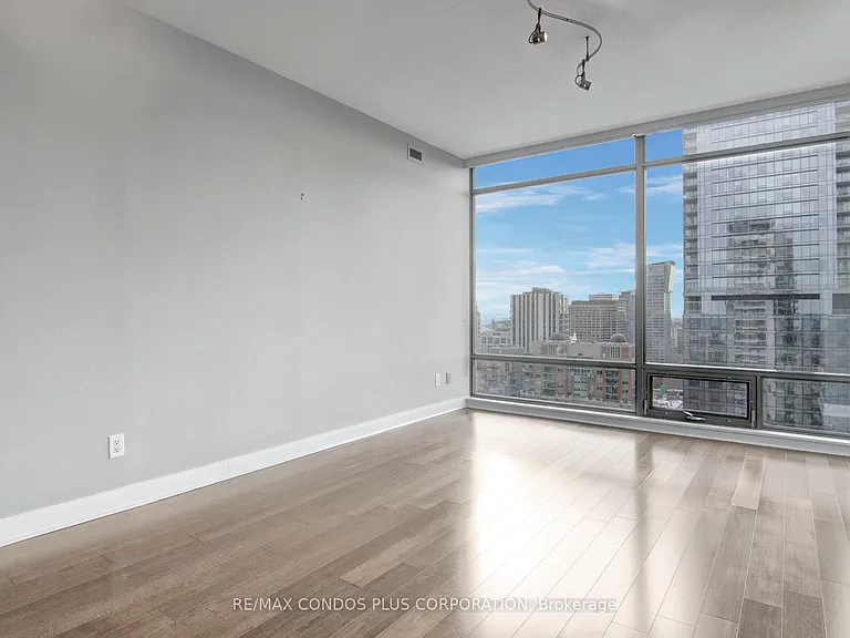 18 Yorkville Ave #2505 — Photo 17