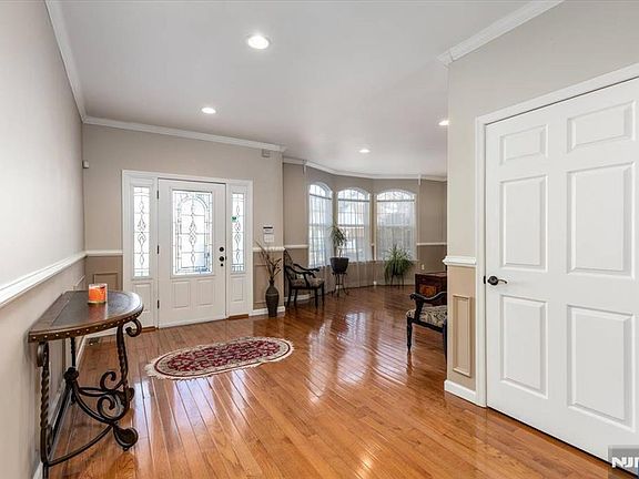 5th image of 431 Union Ave