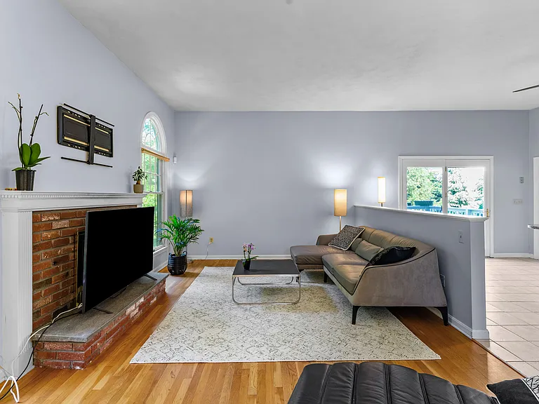 80 Howland Rd — Photo 10