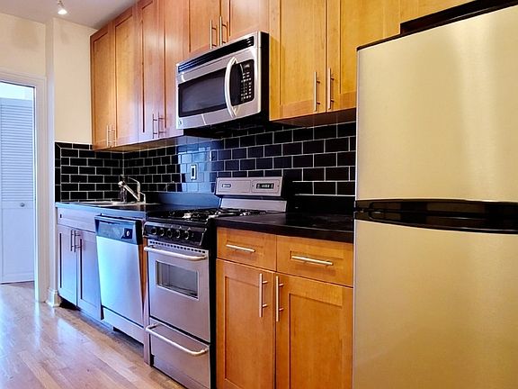 5th image of 339 W 44th St APT 4FW