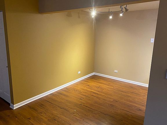 5th image of 21W581 North Ave APT 78
