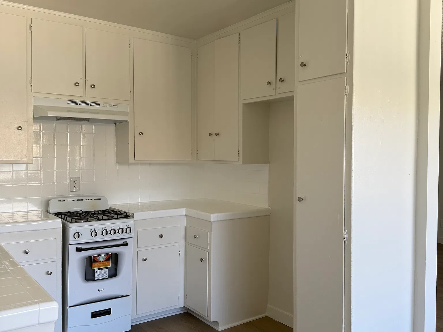 18401 Malden Apartments — Photo 4