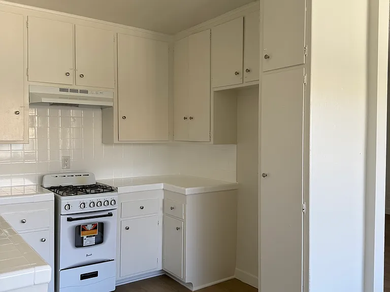 18401 Malden Apartments — Photo 4