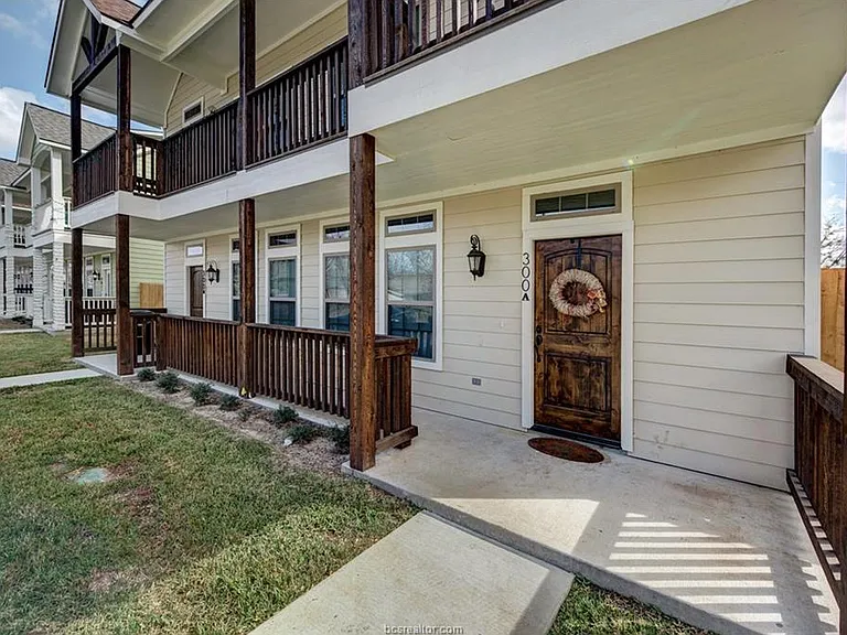 300 Live Oak St — Photo 1