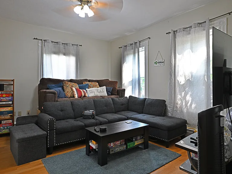 318 N Harvard St — Photo 3