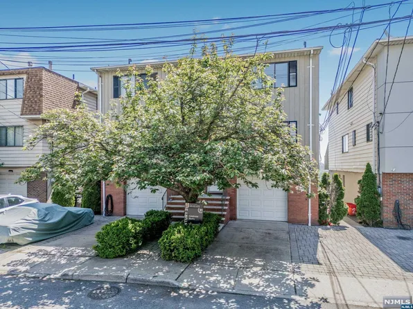 22 Manhattan Pl, Cliffside Park, NJ 07010