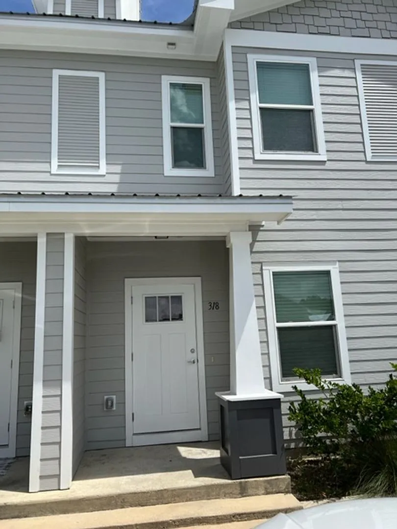 Newly Painted Verandas of Freeport Townhome Near the Beaches! — Photo 1