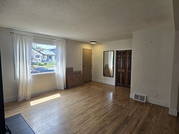 3rd image of 614 21st Ave NE #A