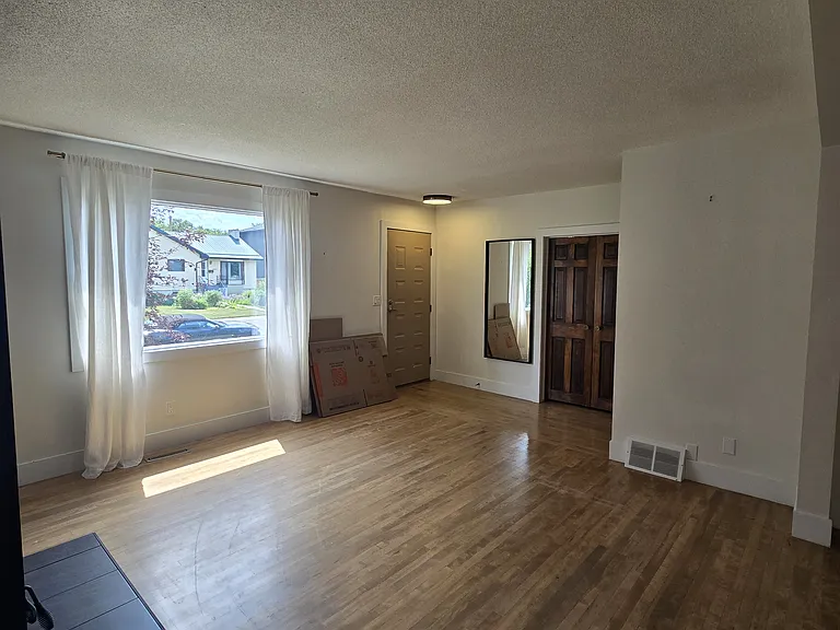 614 21st Ave NE #A — Photo 3