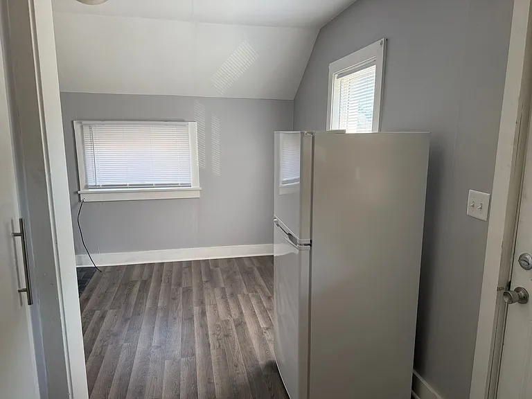 1106 Gillette St — Photo 4