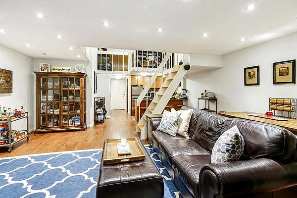 Rented by Anchor Associates | media 12