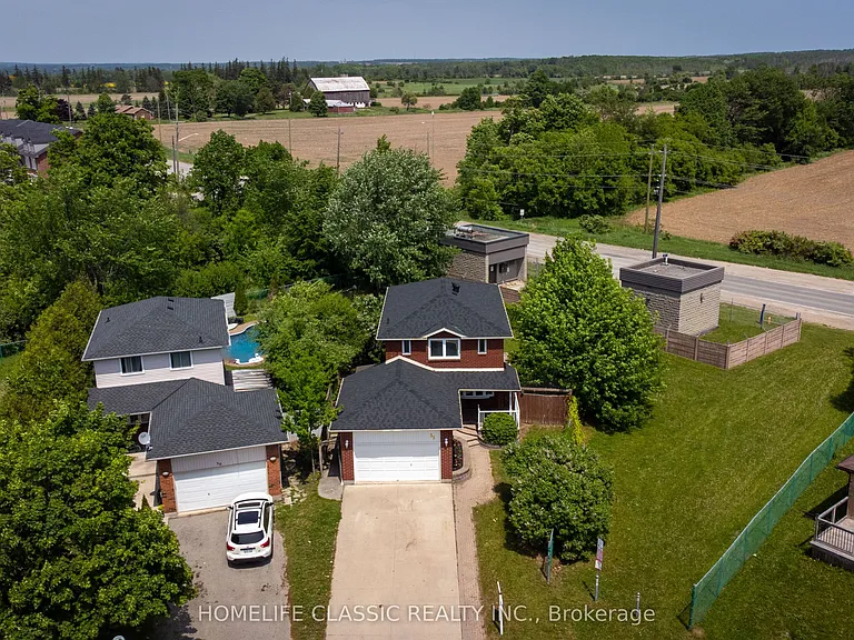 32 Rosenfeld Dr — Photo 1