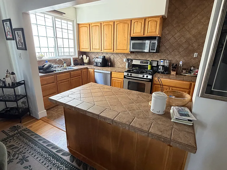 735 N Hayworth Ave — Photo 4