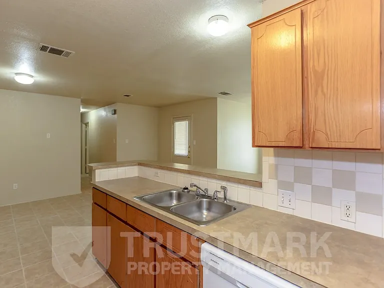 932 Maplewood St #B — Photo 8