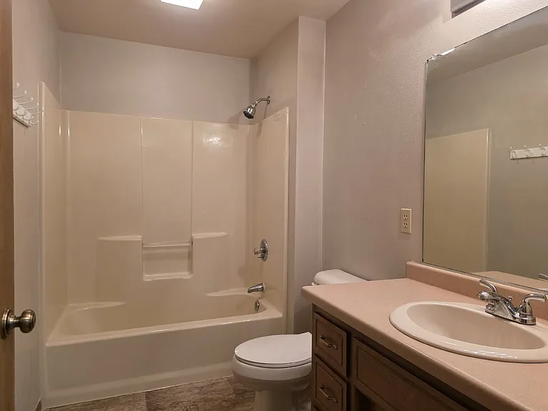 1600 E Tracia Ln — Photo 15