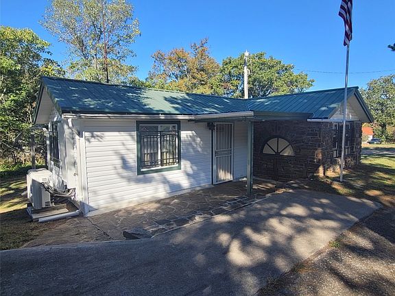 4th image of 359 E Pine St