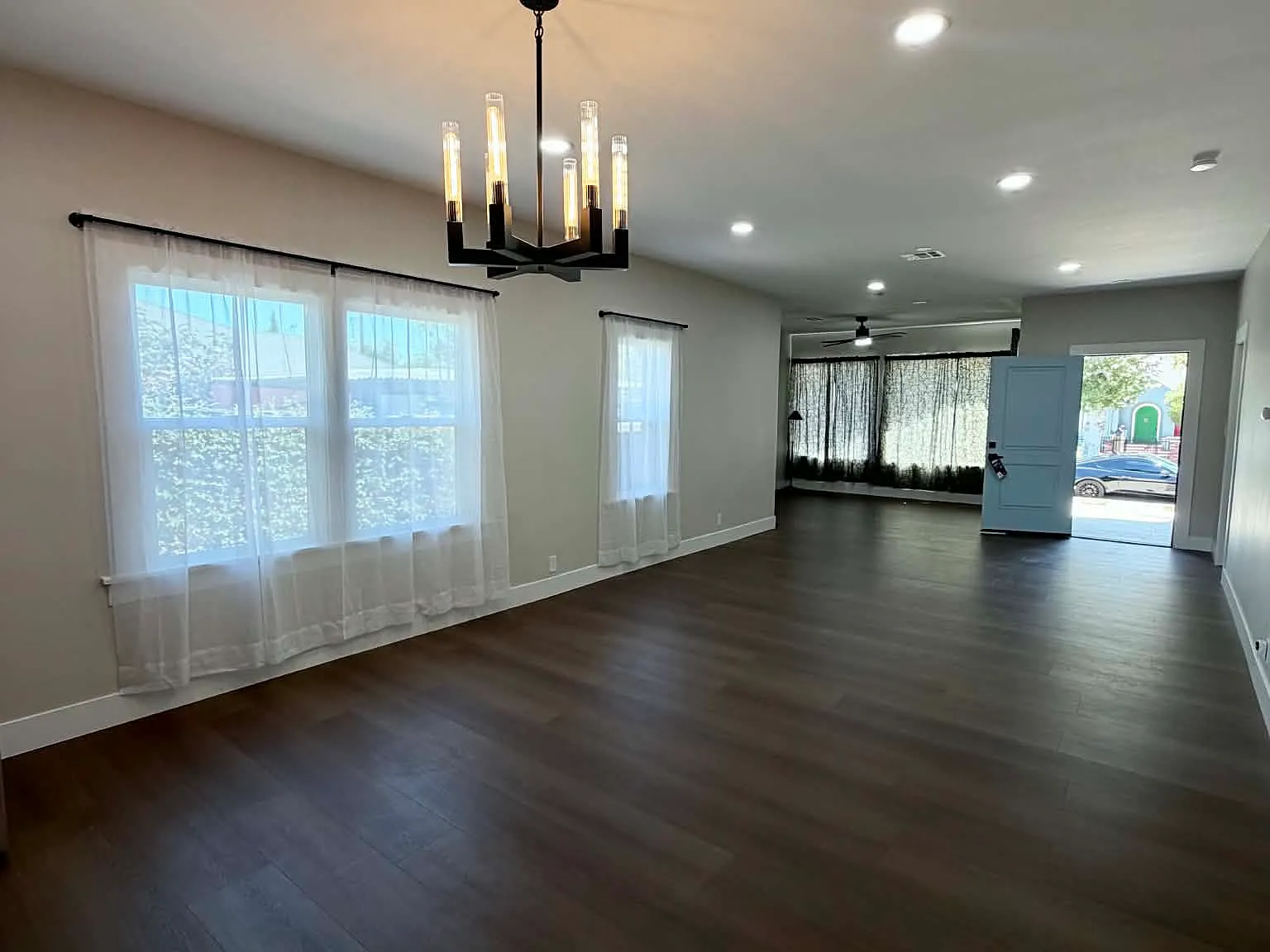3 bed, 1370 sqft, $2,400 — Photo 2