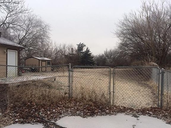 4th image of 401 N Oak Ave
