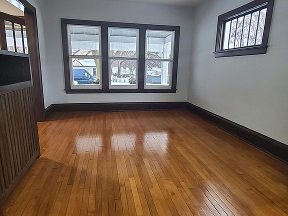 4th image of 619 11th Ave N