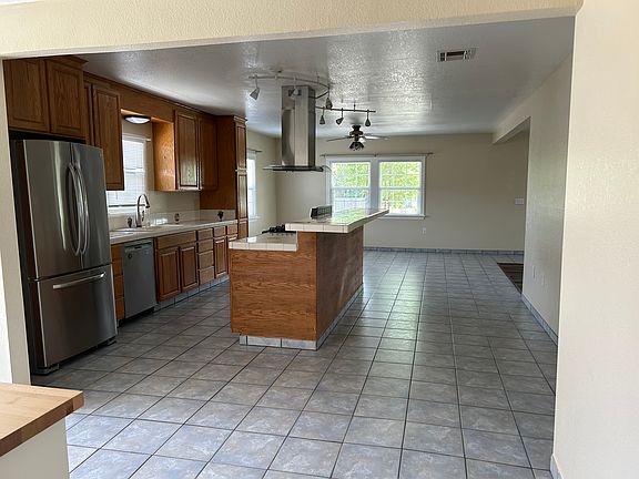 4th image of 2600 Road L