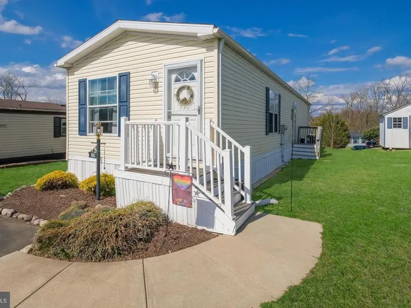 154 Hillside Ct, North Wales, PA 19454