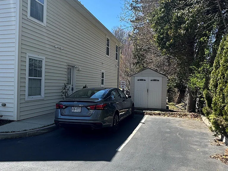 907 Main St — Photo 3