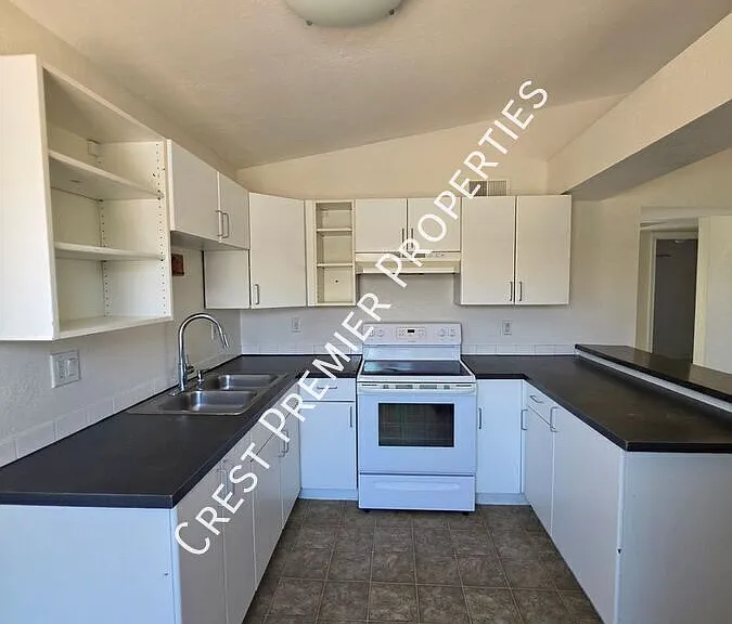 1243 N Oleander St — Photo 7